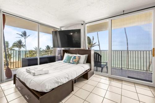 Punaluu Casa | Amazing Beachfront Condo with AC