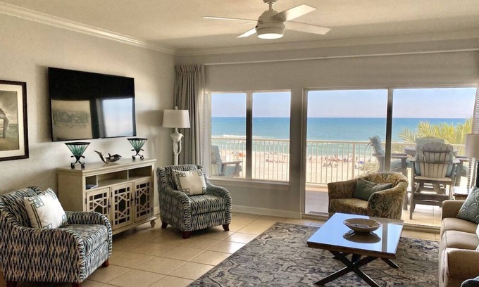 Orange Beach Condominio | Amazing Beachfront Rental with Beach Chair Service Included!