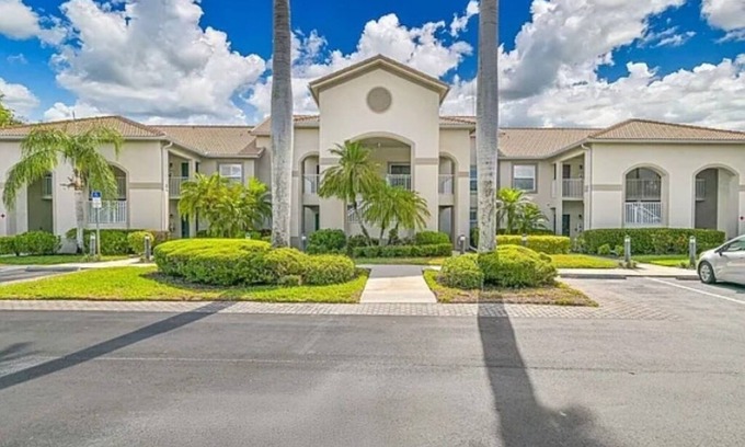 Estero Condominio | Bella Terra Condo con $ 25K en mejoras. Negocios / Ejecutivo / Vacaciones amistosas!