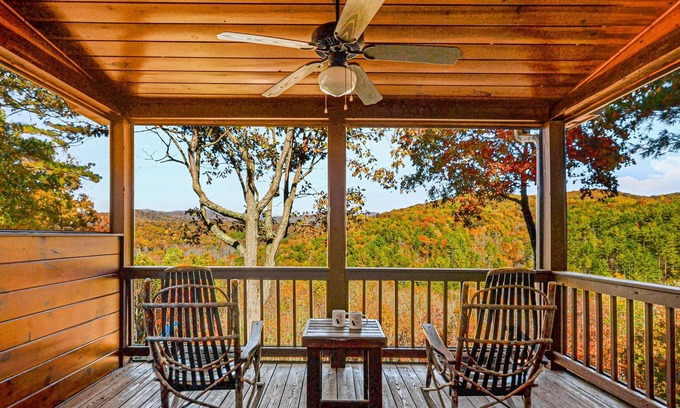 Ridgeline Vistas Cabina | Amazing Blue Ridge Mountain Views: Hot Tub | Fire Pit | Arcade | Pet-friendly
