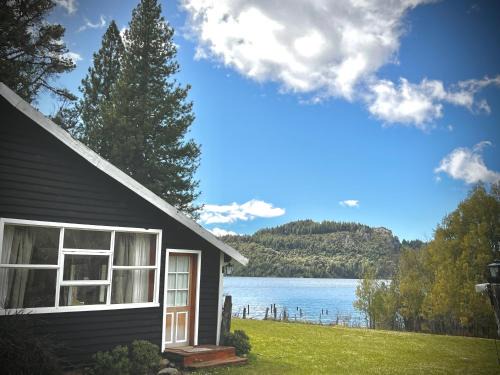 Colonia Suiza Chalet De Esquí | Amazing Cabin on the Shore of Lake Moreno H58 by Apartments Bariloche
