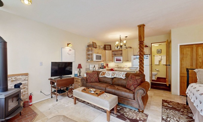 Taos Ski Valley Condominio | Amazing condo with river & mountain views, hot tub, & wood-burning fireplace