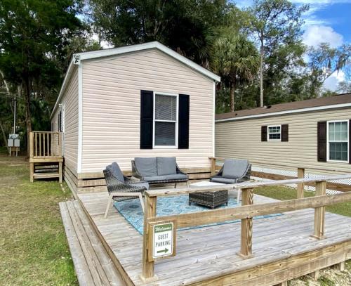Dunnellon Casa | Amazing Cottage Surrounded by Trees in Dunnellon, Florida