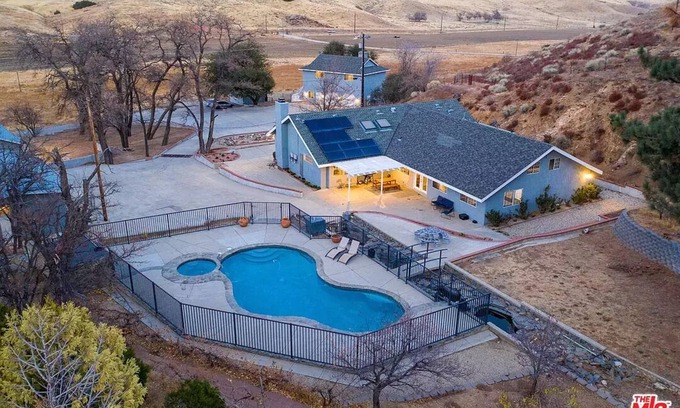 Agua Dulce Casa | Amazing Escape Close to LA with Pool, jacuzzi, Meditation room, Hiking trails.