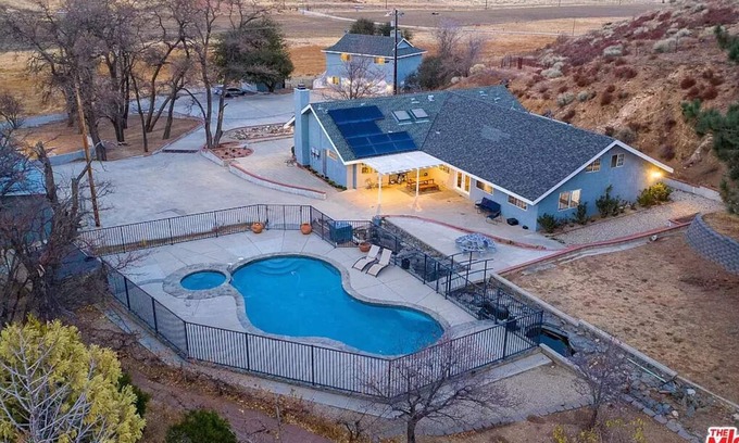Agua Dulce Casa | Amazing Escape Close to LA with Pool, jacuzzi, Meditation room, Hiking trails.