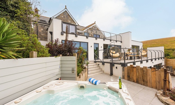 Newquay Casa | Stunning 5 star family home by the beach with hot tub, cinema den, & games room
