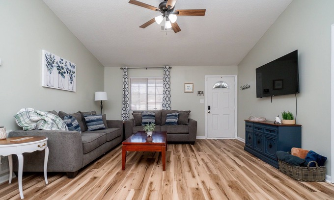 Warner Robins Casa | AMAZING for Large Groups or Crews- 7 beds/ 4 bedrooms