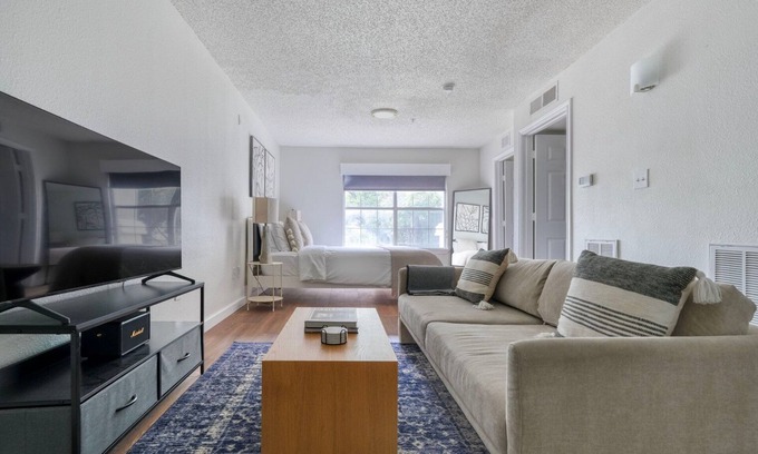 Gateway Apartamento | Amazing Gateway Studio w/ Gym, Pool, nr Movies, by Blueground