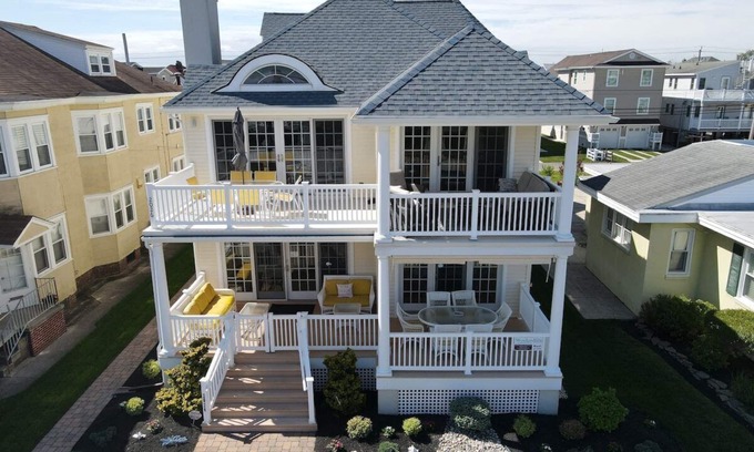 North End Casa | Gold Coast (2nd Floor-5 BR's) Beachblock w / Ocean Views- Elevator & Beach Tags