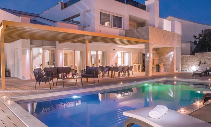 Pirovac Casa | Increíble casa en Pirovac con jacuzzi