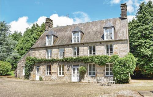 Saint-Clement-Rancoudray Casa | Amazing Home In St Clément Rancoudray