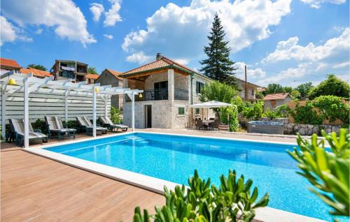 Zagvozd Casa | Amazing Home In Zagvozd With Jacuzzi