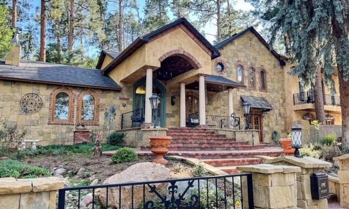 Broadmoor Casa | Amazing house in Broadmoor conveniently located to hotel and nature park
