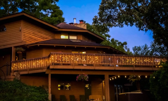 Elizabeth Casa | amazing house, with10 mile views, on 300 acres near Galena Territory. Hot tub.