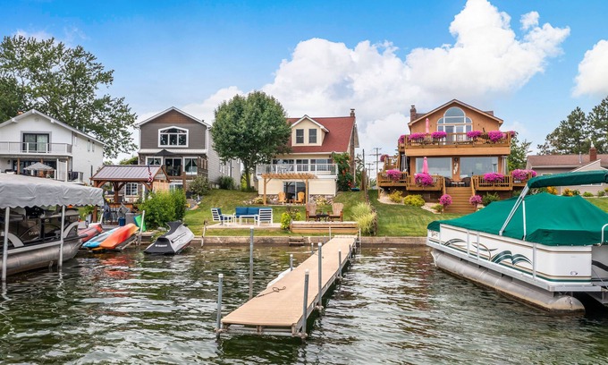 Lake Fenton Casa | Amazing lake front home on all sports Lake Fenton