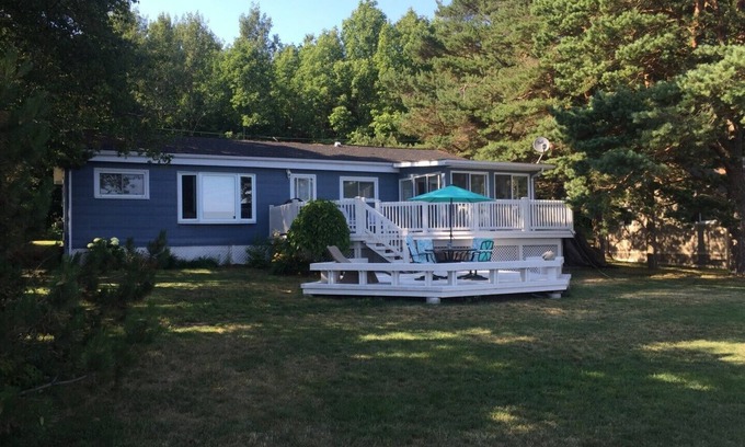 Brighton Cabaña | Hermosa cabaña del lago Ontario - ¡Fines de semana de otoño todavía disponibles!