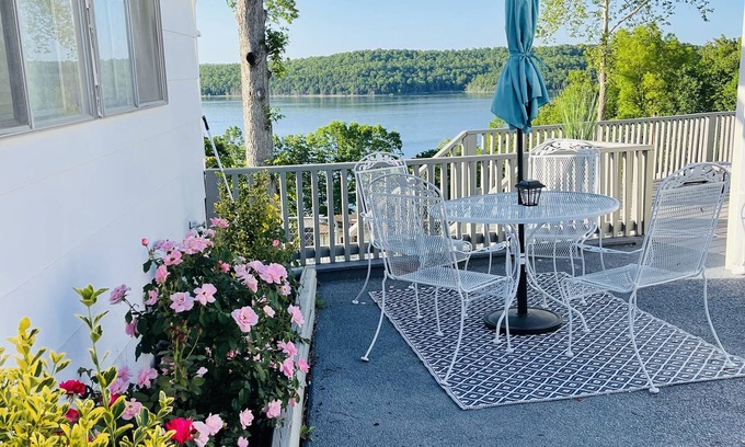 Henderson Cabaña | Amazing Lake View 3-bedroom Cottage close to ramp