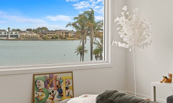 West Lakes Casa | Amazing Lake View family-friendly Holiday Home