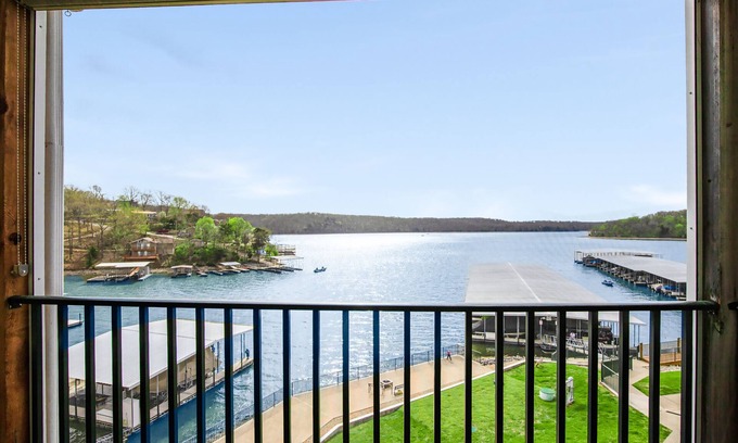 Kaiser Condominio | Amazing Lake Views Within State Park - Gated Pool