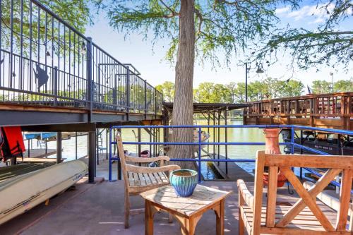 New Braunfels Casa | Amazing Lakefront Escape - A Stunner For Sleeps 14