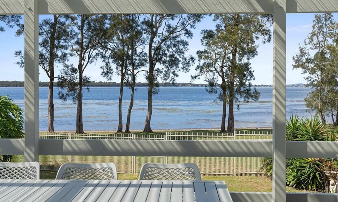 Budgewoi Casa | Amazing Lakefront Views- Bonus Studio Space