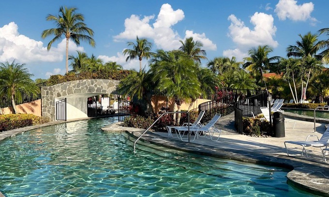 Naples Condominio | Amazing Lazy River Pool located between Naples and Marco Island