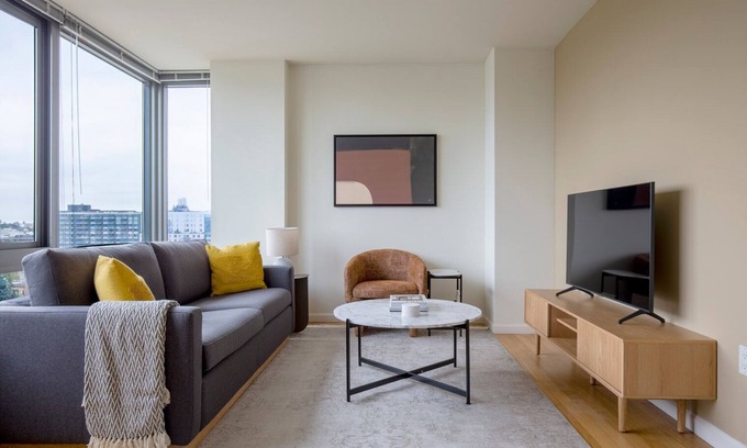 Hunters Point Apartamento | Amazing LIC 1BR w/ Doorman, Pool & Gym, nr River, by Blueground