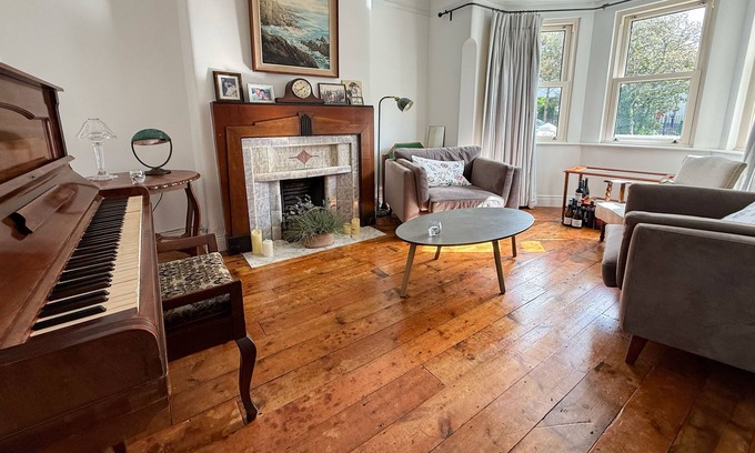 Claddagh Casa | Amazing location, 1930s Family home in the centre of Galway City.