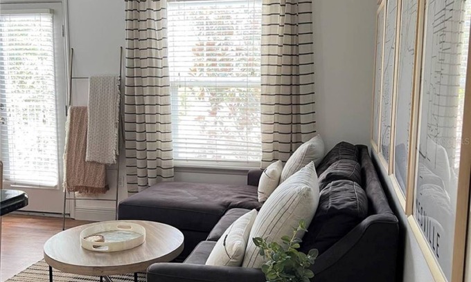 Gainesville Casa | Amazing Location! Alberts Place @ Midtown w/parking Walk to UF and the Stadium.