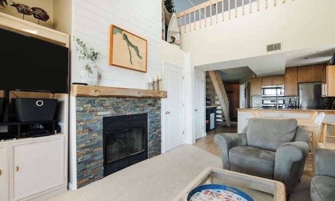 Boyne City Condominio | AMAZING LOCATION! Condo in Heart of Downtown-Walk to Restaurants, Shops & Beach
