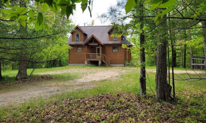 Irons Chalet De Esquí | Amazing location in Irons Michigan is the fabulous Cool Creek Chalet.