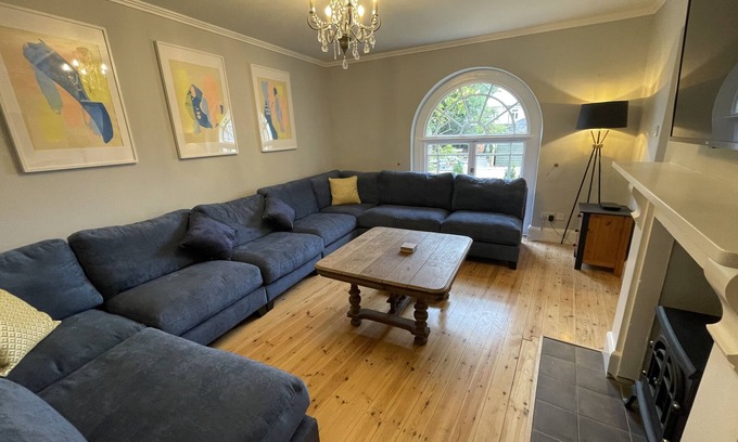 Whitchurch Casa | Amazing location large spacious 3 storey Georgian listed building sleeps 15