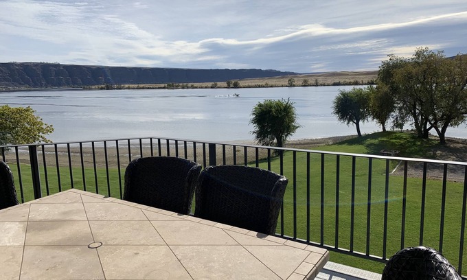 Quincy Casa | AMAZING LOCATION ON THE COLUMBIA RIVER, ENTIRE HOUSE, EXPANSIVE LAWN.
