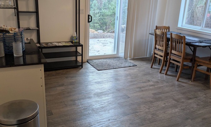 Coeur d'Alene Casa | AMAZING LOCATION-Close to Coeur D' Alene but settled in a wooded atmosphere.