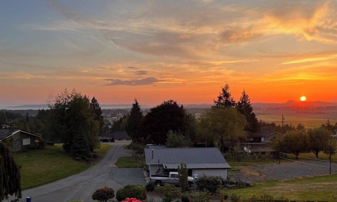 Mount Vernon Cabina | Amazing Lodge Retreat amongst a hundred acres of woods!