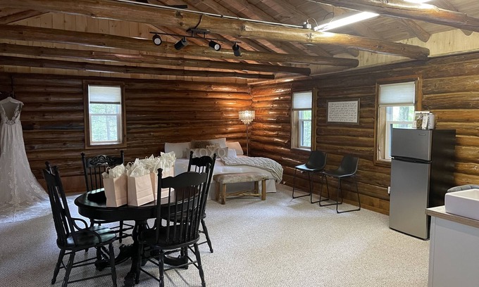 Lake Cabina | Amazing Log Cabin Nestled in 1000s of Acres of Beautiful Forest
