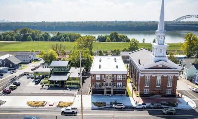 New Albany Apartamento | Amazing Main St. Condo Location!