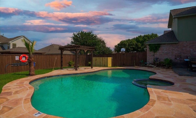 Rowlett Casa | Amazing Modern Spacious Home with Pool