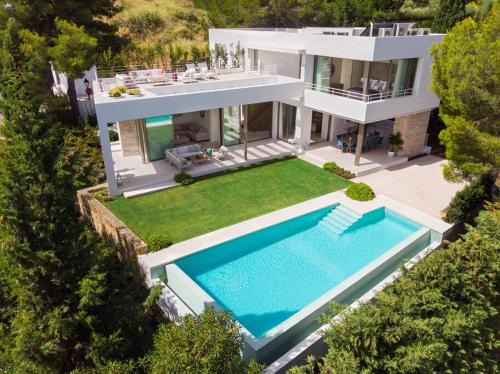 Nueva Andalucia Villa | Amazing modern villa located mins from beach RDR234