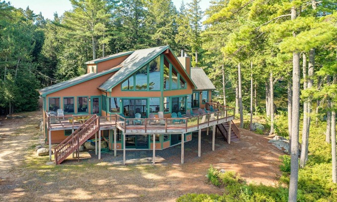 Moultonborough Casa | Amazing Moultonborough retreat sleeps 14 and accommodates a 24 foot boat