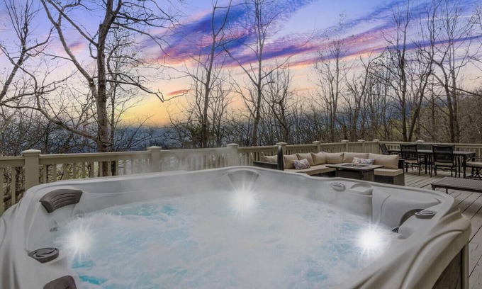 Tate Cabina | Amazing Mountain Scenes, Hot Tub, Pet Friendly