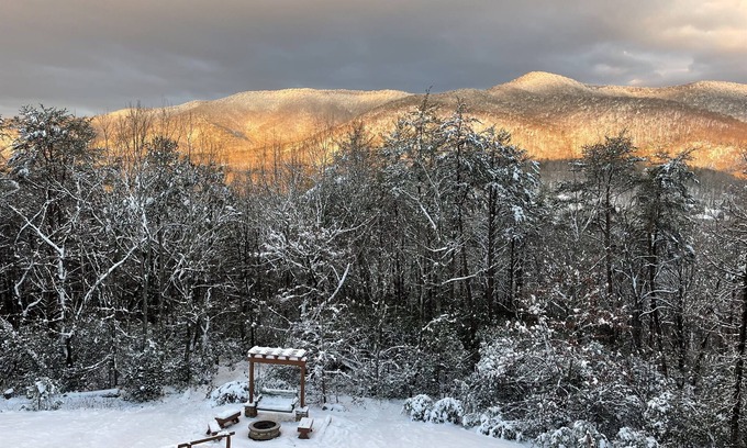 Cleveland Cabina | Amazing Mountain Views, Hot Tub, Arcade, Pool Table, Shuffleboard, Firepit