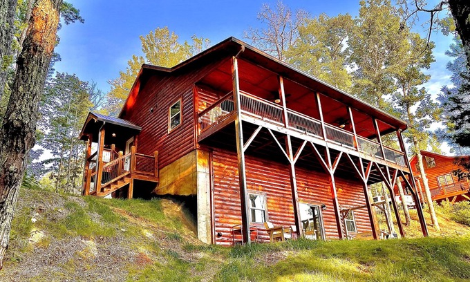 Murphy Cabina | **Amazing Mountain Views at the 2-Story Highland Hideaway**