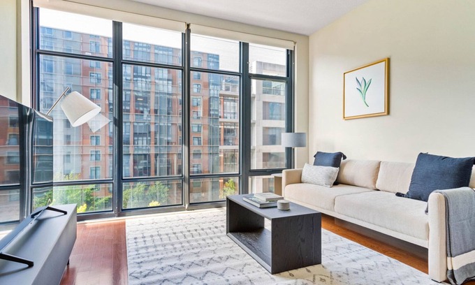 Mount Vernon Triangle Apartamento | Amazing Mt Vernon Studio w/ Pool, W/D & Gym, near Metro, by Blueground