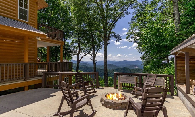 Spruce Pine Cabina | Amazing Mtn Views, Hot Tub+Fire Pit, High Speed WiFi, Gas Log Fireplace, Grill!