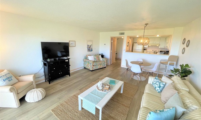 Emerald Isle Condominio | Amazing ocean view, 2 pools, easy beach access