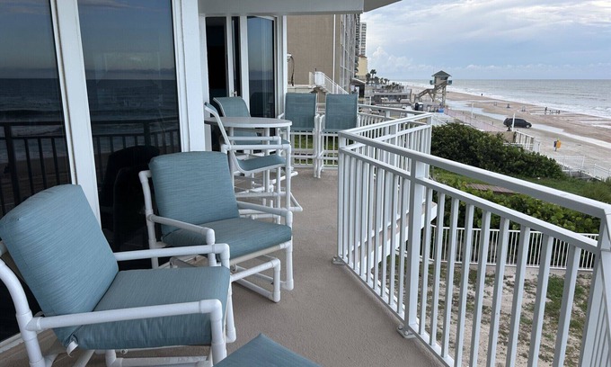 Daytona Beach Shores Condominio | Amazing Oceanfront 3BR/3BA Condo with Incredible Views!