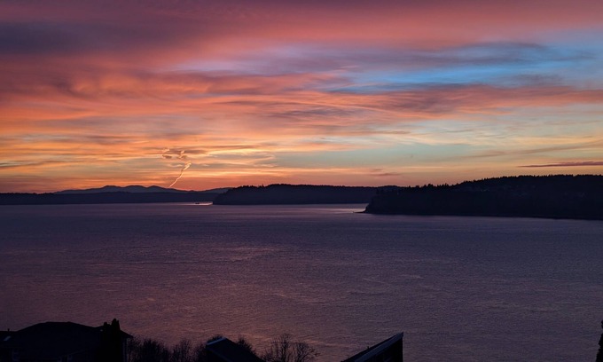 University Place Casa | Amazing Panoramic Water Views, Enjoy Sunsets & Relax in Tacoma area