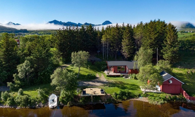 Vestvagøy Cabina | Amazing place with boat, kayak, SUP and mountain view. Wifi and free parking.