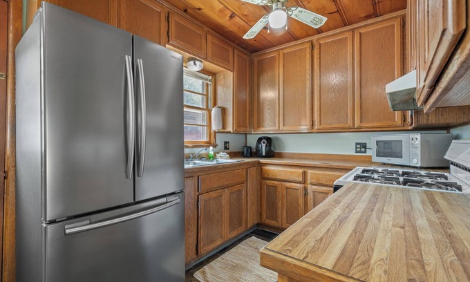 Diamond City Cabina | AMAZING property! Beautiful views of Bull Shoals Lake with on site amenities! 2bed/2bath cabin.
